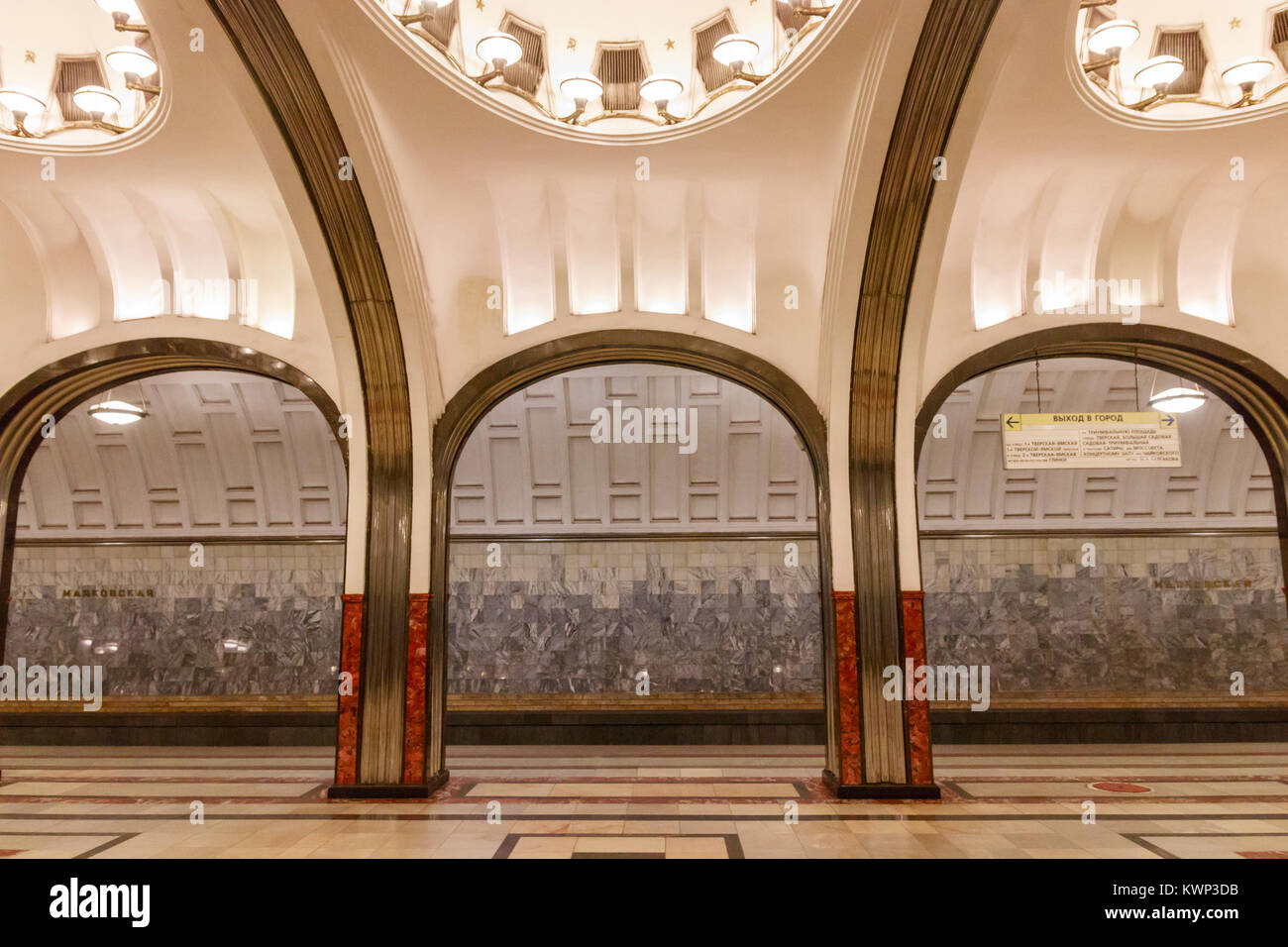 Piattaforma della stazione Mayakovskaya, una delle più famose stazioni della metropolitana di Mosca parte della linea Zamoskvoretskaya. Mosca, Russia. Foto Stock