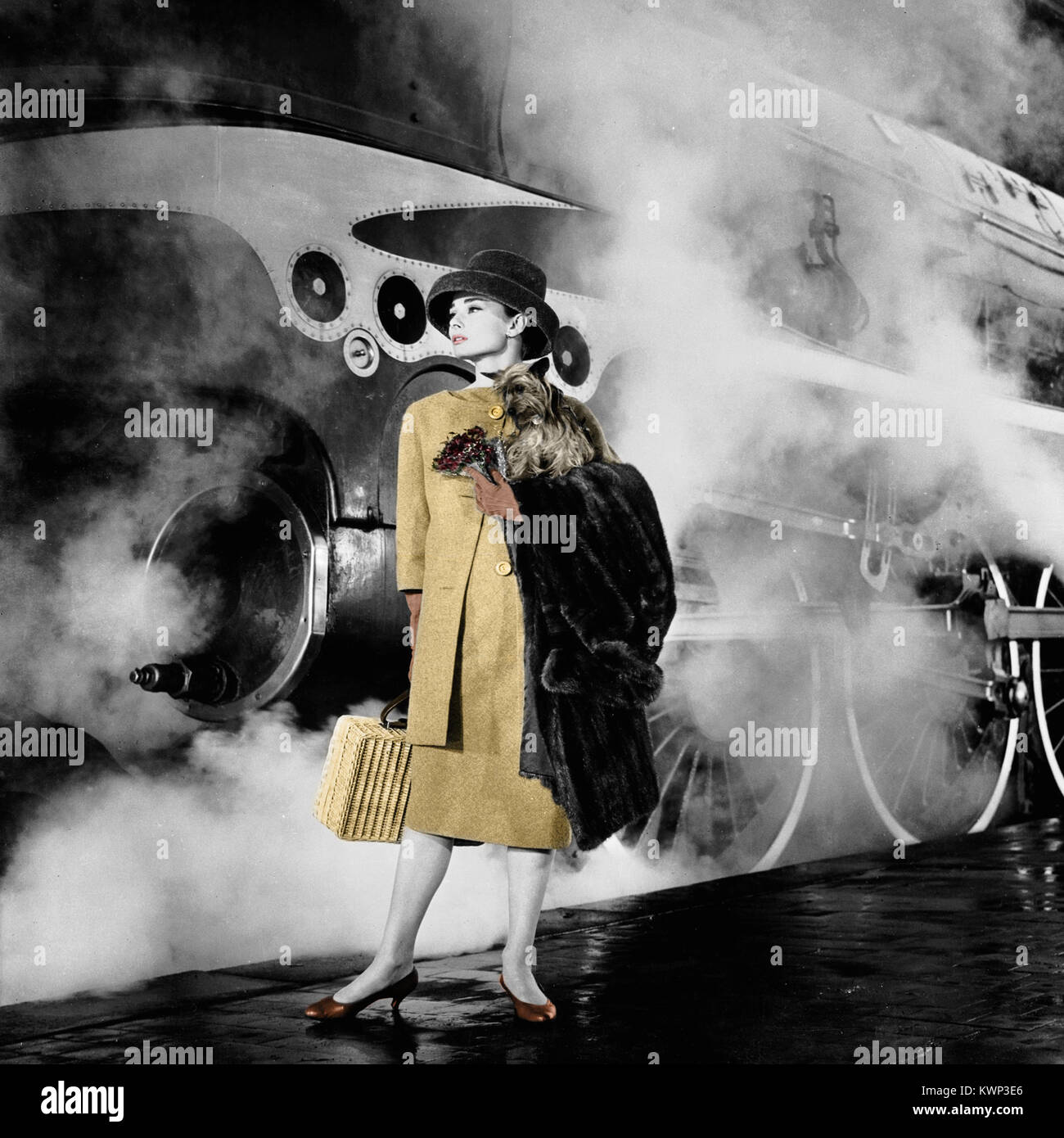 Vintage foto di Audrey Hepburn in piedi su una piattaforma del treno tenendo un cane Foto Stock