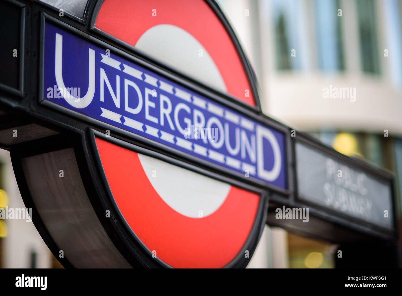 La metropolitana roundel segna il tubo di ingresso in stazione, Banca e Monumento stazioni, Londra, Inghilterra, novembre 2017. Foto Stock