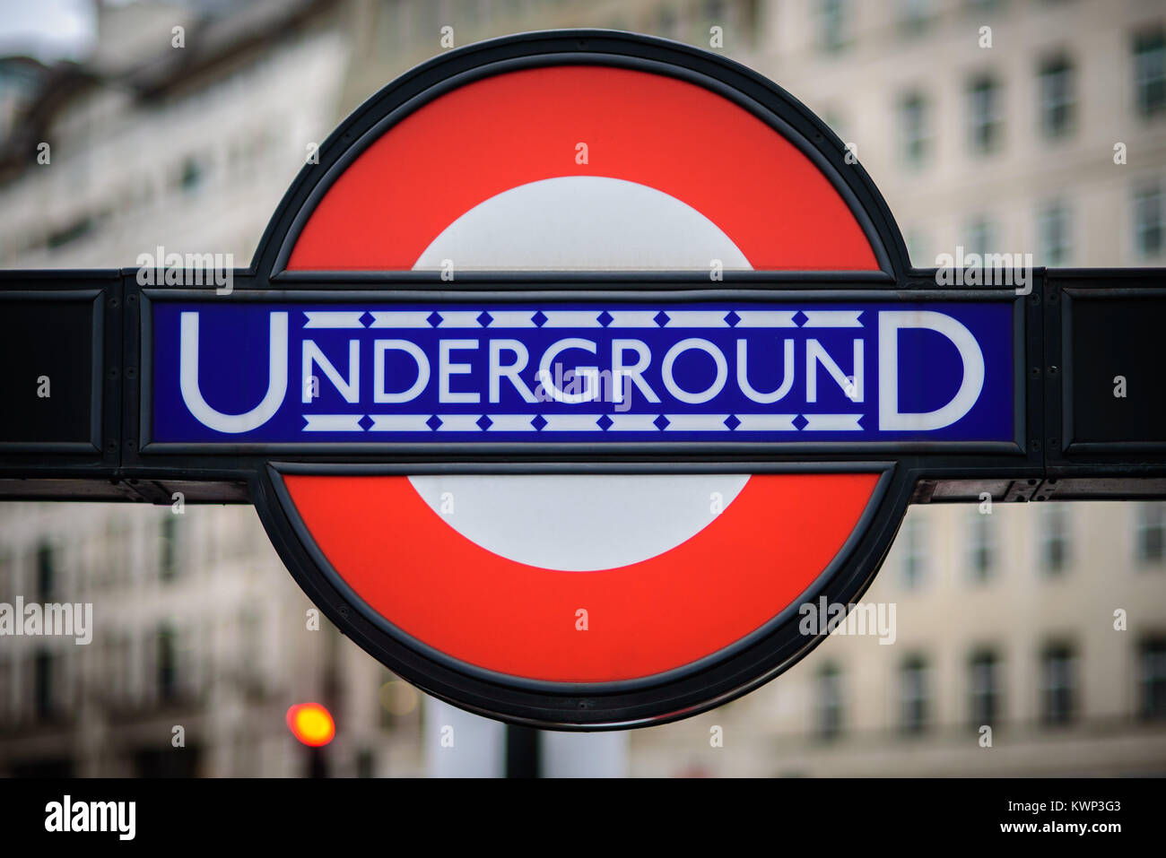 La metropolitana roundel segna il tubo di ingresso in stazione, Banca e Monumento stazioni, Londra, Inghilterra, novembre 2017. Foto Stock