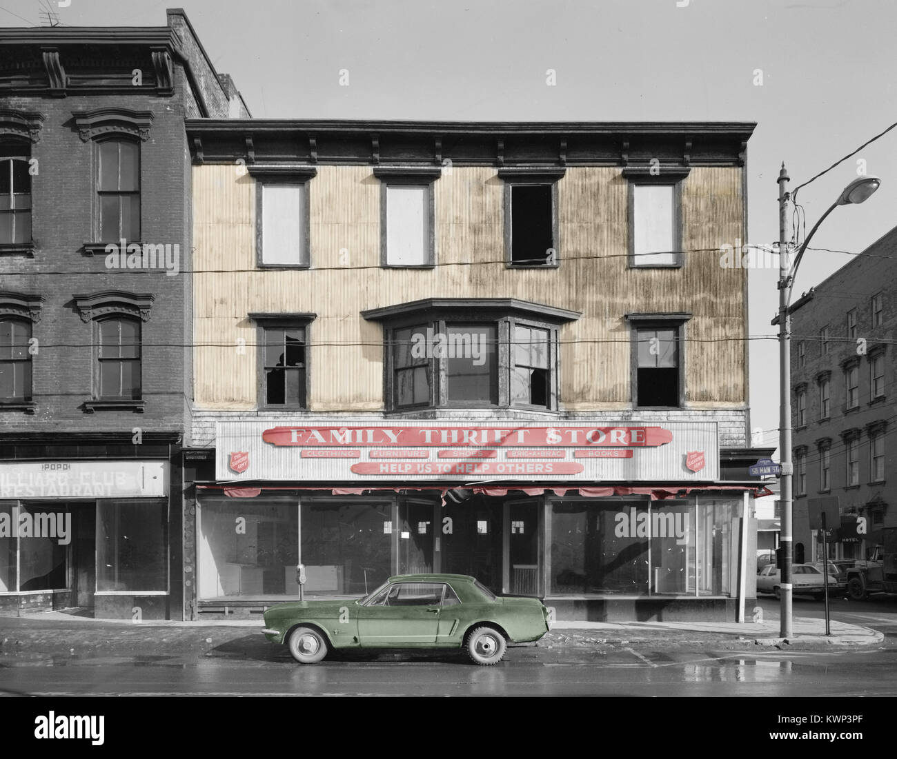 Vintage Ford Mustang fuori dall Esercito della salvezza la parsimonia Shop circa 1966 Foto Stock