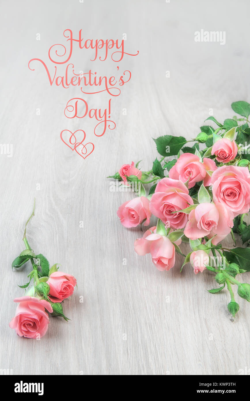 Piccole Rose Rosa Sul Tavolo Di Legno Romantico Biglietto Di Auguri Il Testo Buon San Valentino Questa Immagine E Tonica Foto Stock Alamy