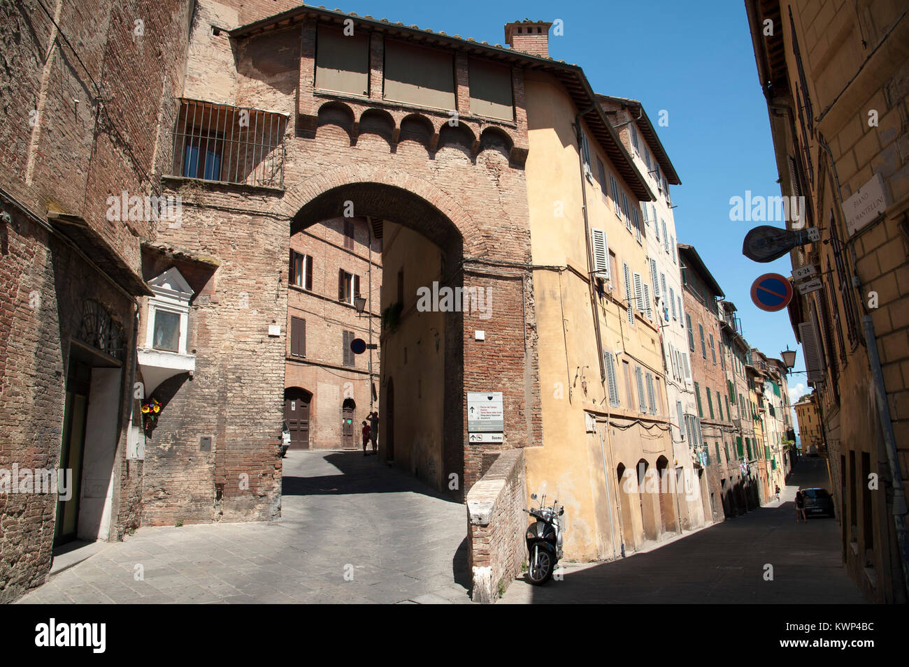 Via Titto Sarocchi e la porta tra i distretti di Siena - Contrada de Ciocchiola e Contrada de Tartuca nel centro storico di Siena quotata al mondo il suo Foto Stock