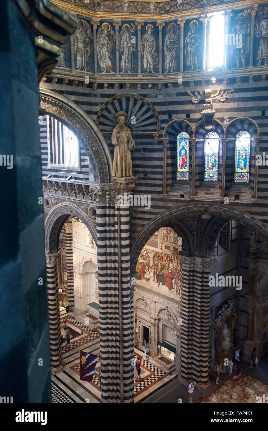 Porta del Cielo (Porta del Cielo) in stile romanico e gotico italiano  Cattedrale Metropolitana di Santa Maria Assunta (Siena Cattedrale dell  Assunzione di Ma Foto stock - Alamy