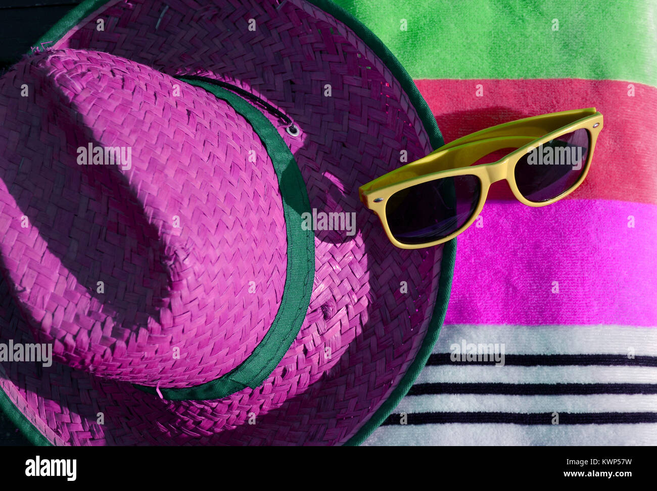 Cappello e occhiali da sole Foto Stock