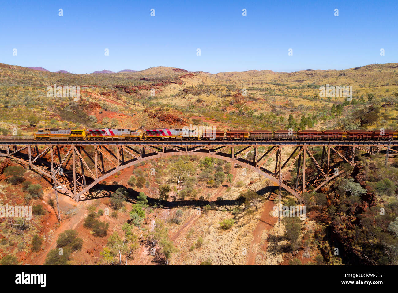 Il minerale di ferro treno attraversando la più grande proprietà privata campata singola ponte ferroviario nell'emisfero australe, Pilbara, Australia occidentale Foto Stock