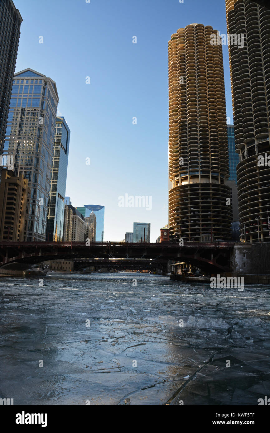 Gli inceppamenti di ghiaccio del fiume Chicago da Marina Towers come pericolosamente basse temperature di gennaio mettere la città in una Deep Freeze. Foto Stock
