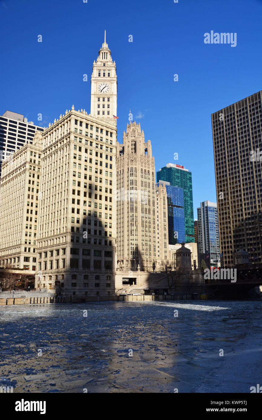 Gli inceppamenti di ghiaccio del fiume Chicago dal Wrigley Building come pericolosamente basse temperature di gennaio mettere la città in una Deep Freeze. Foto Stock