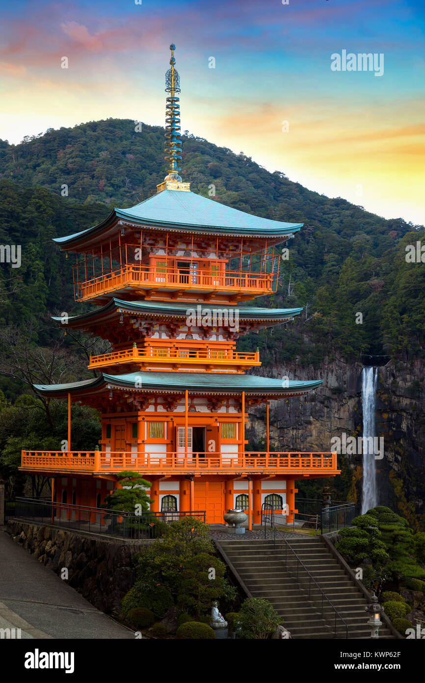 WAKAYAMA, Giappone - 19 novembre 2015: Pagoda di Seiganto-ji il tempio a Nachi Katsuura con la Nachi no Taki caduta una UNECO sito patrimonio mondiale. Foto Stock