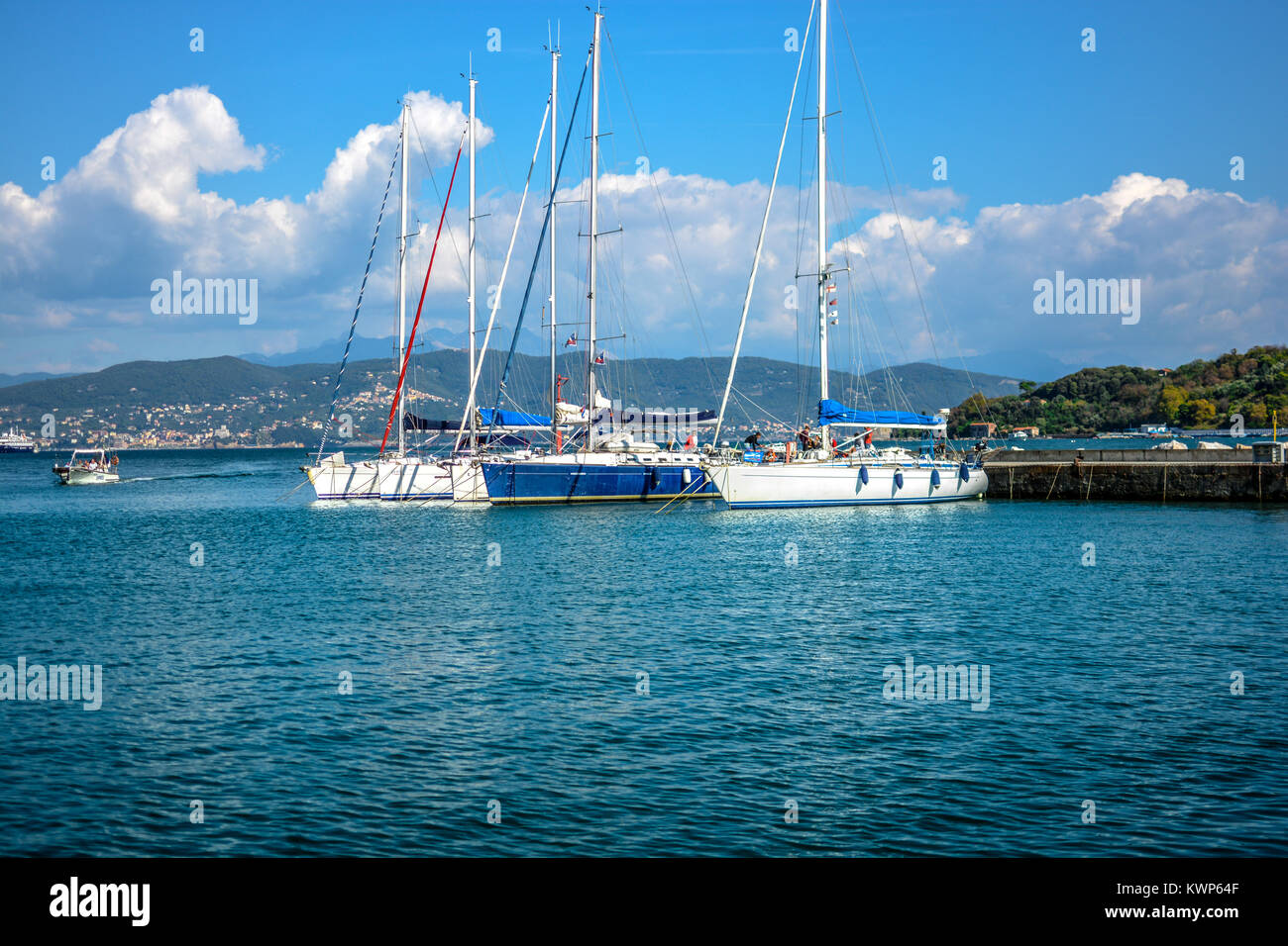 Tre barche a vela della marina di Portovenere nel Golfo di La Spezia, o Golfo dei Poeti in una giornata di sole con un cielo azzurro Foto Stock