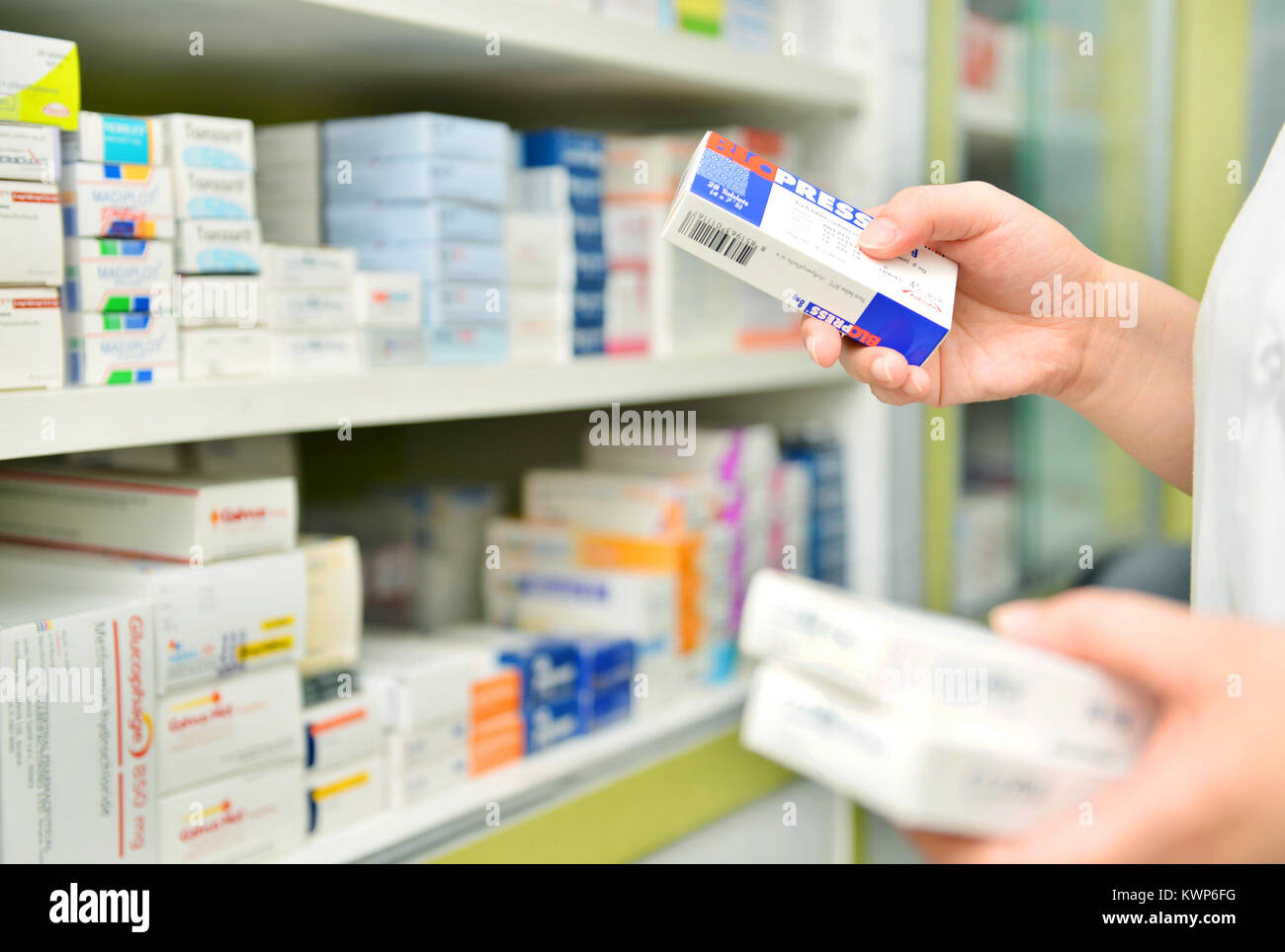 Il farmacista azienda Scatola per medicine in farmacia farmacia. Foto Stock