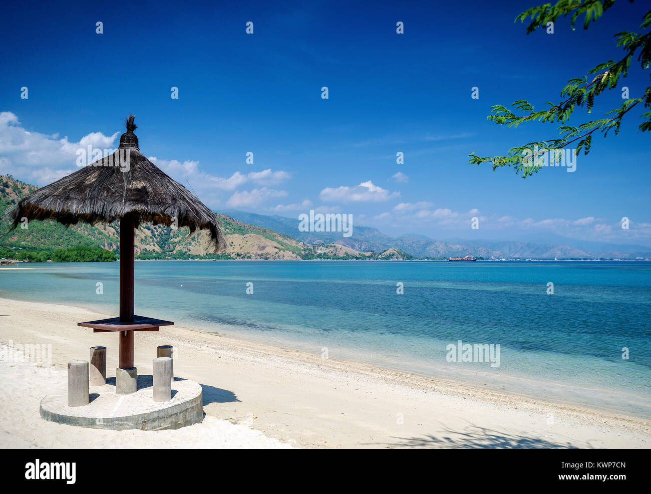 Areia Branca tropicale vista sulla spiaggia e sulla costa nei pressi di Dili a Timor est Foto Stock