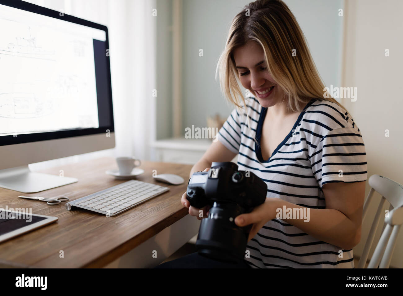 Ritratto di giovane donna progettazione a casa Foto Stock