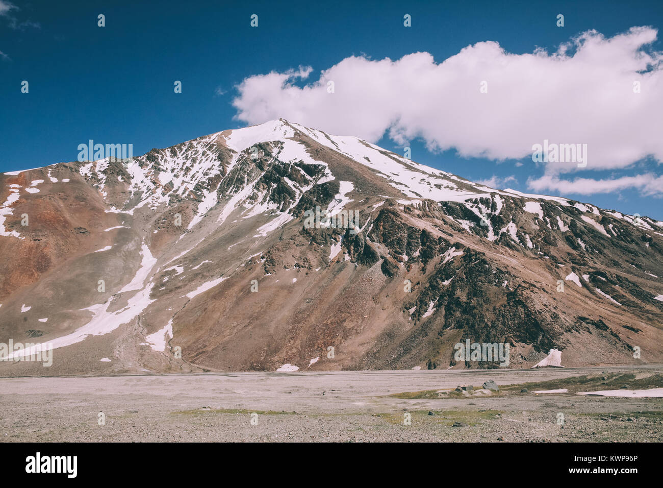 Majestic Snow capped picco di montagna in Himalaya indiano, Ladakh regione Foto Stock