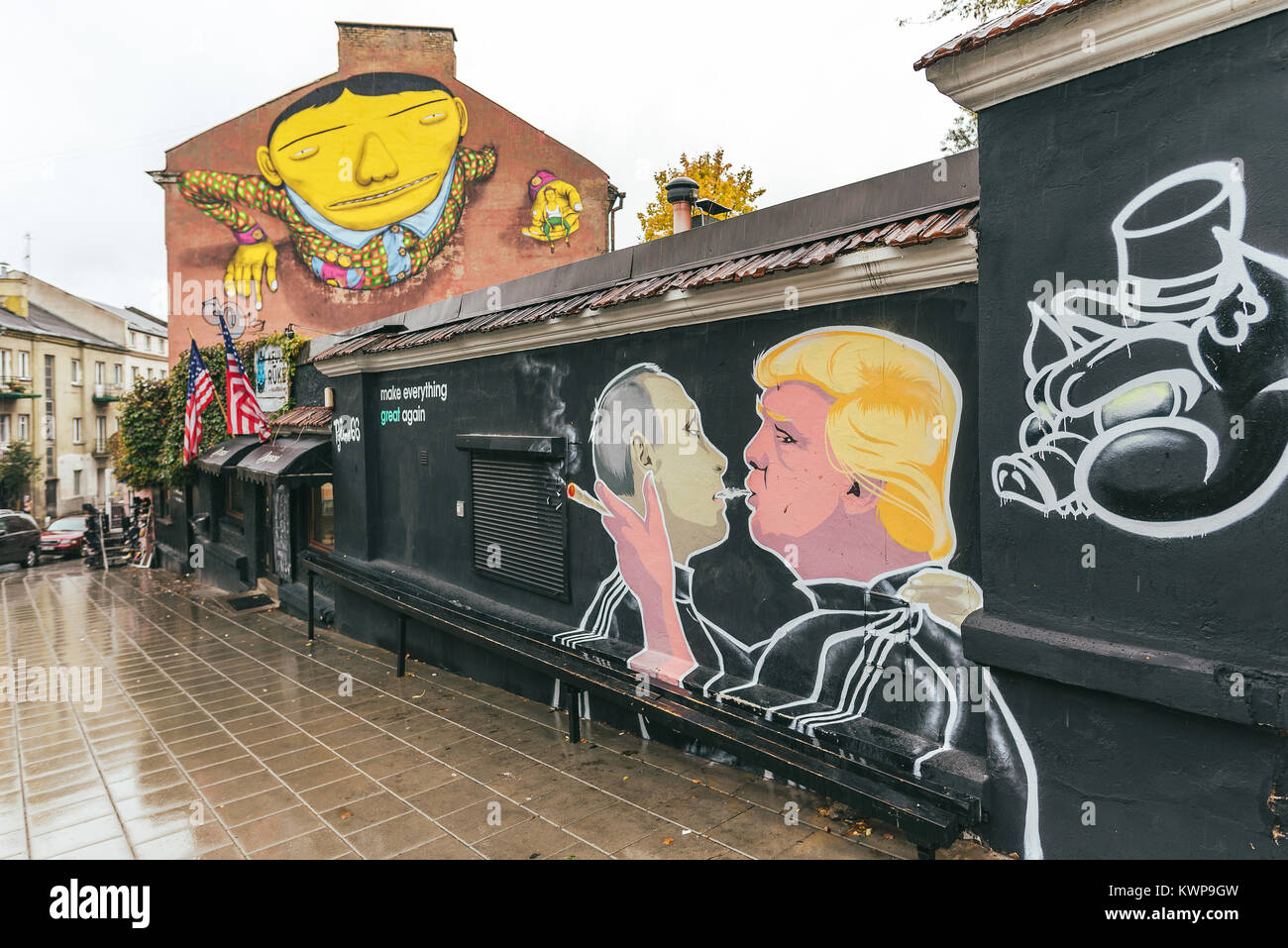 Vilnius, Lituania - 10 Ottobre 2017: Donald Trump baciare Vladimir Putin murale, Arte di strada, Vilnius, Lituania Foto Stock