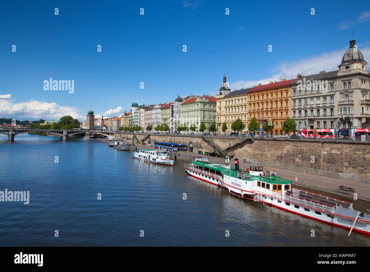 Praga, Repubblica Ceca - 23 Giugno 2015: imbarcazione turistica galleggiante sul fiume Moldava. Una delle molte attrazioni turistiche di Praga. Foto Stock
