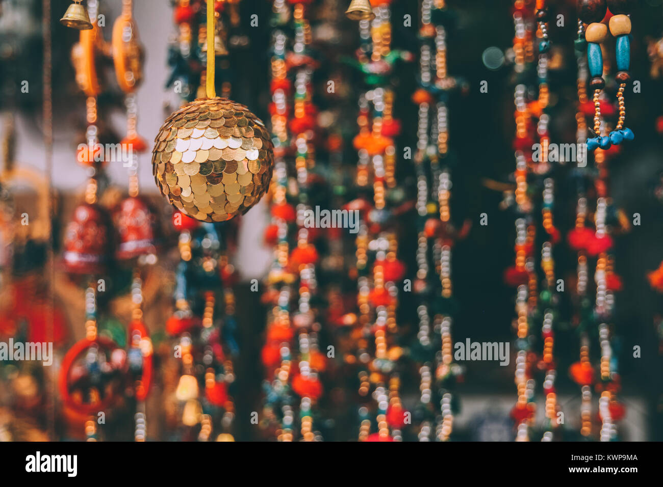 Vista ravvicinata di decorazioni colorate in sospeso nel Rajasthan, Pushkar Foto Stock