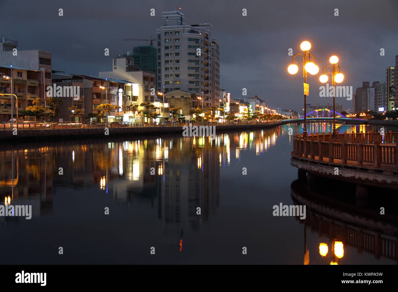 Canale di Tainan e terrapieno di notte, Taiwan Foto Stock