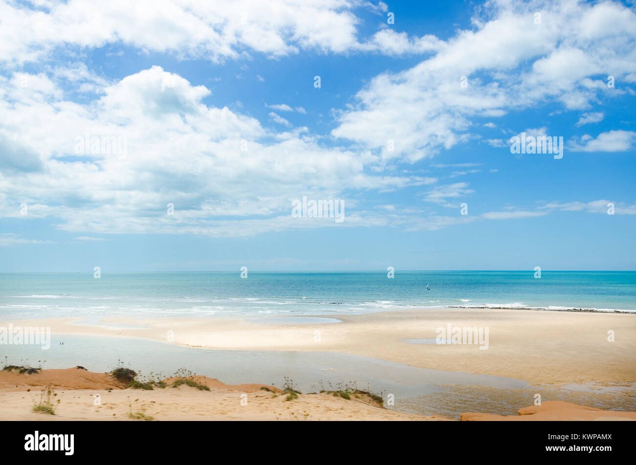 Vista di Canoa Quebrada orange scogliere e spiaggia di sabbia bianca Foto Stock