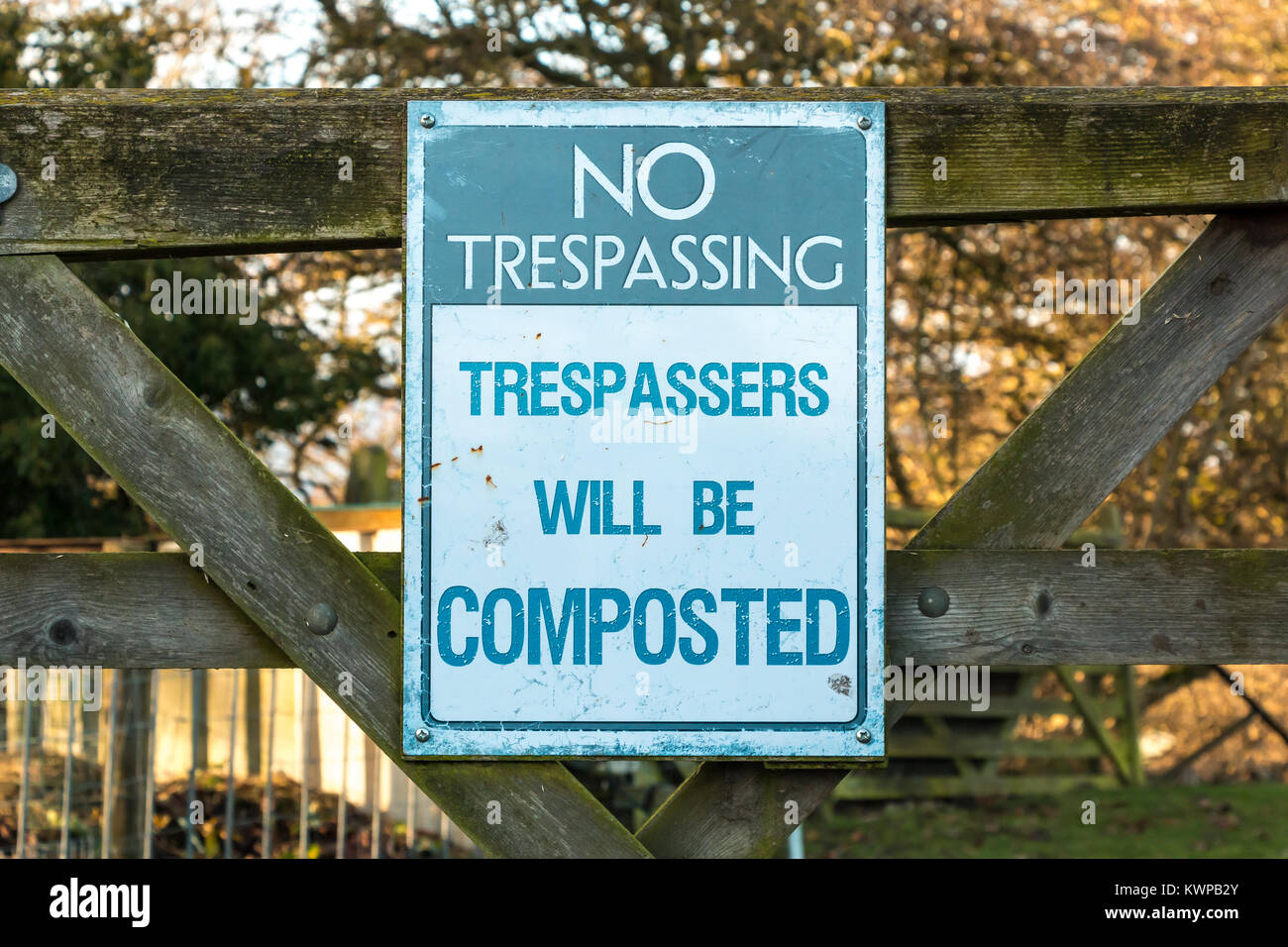 Segno divertenti su un riparto Avvertimento portellone intrusi che essi saranno destinati al compostaggio Foto Stock