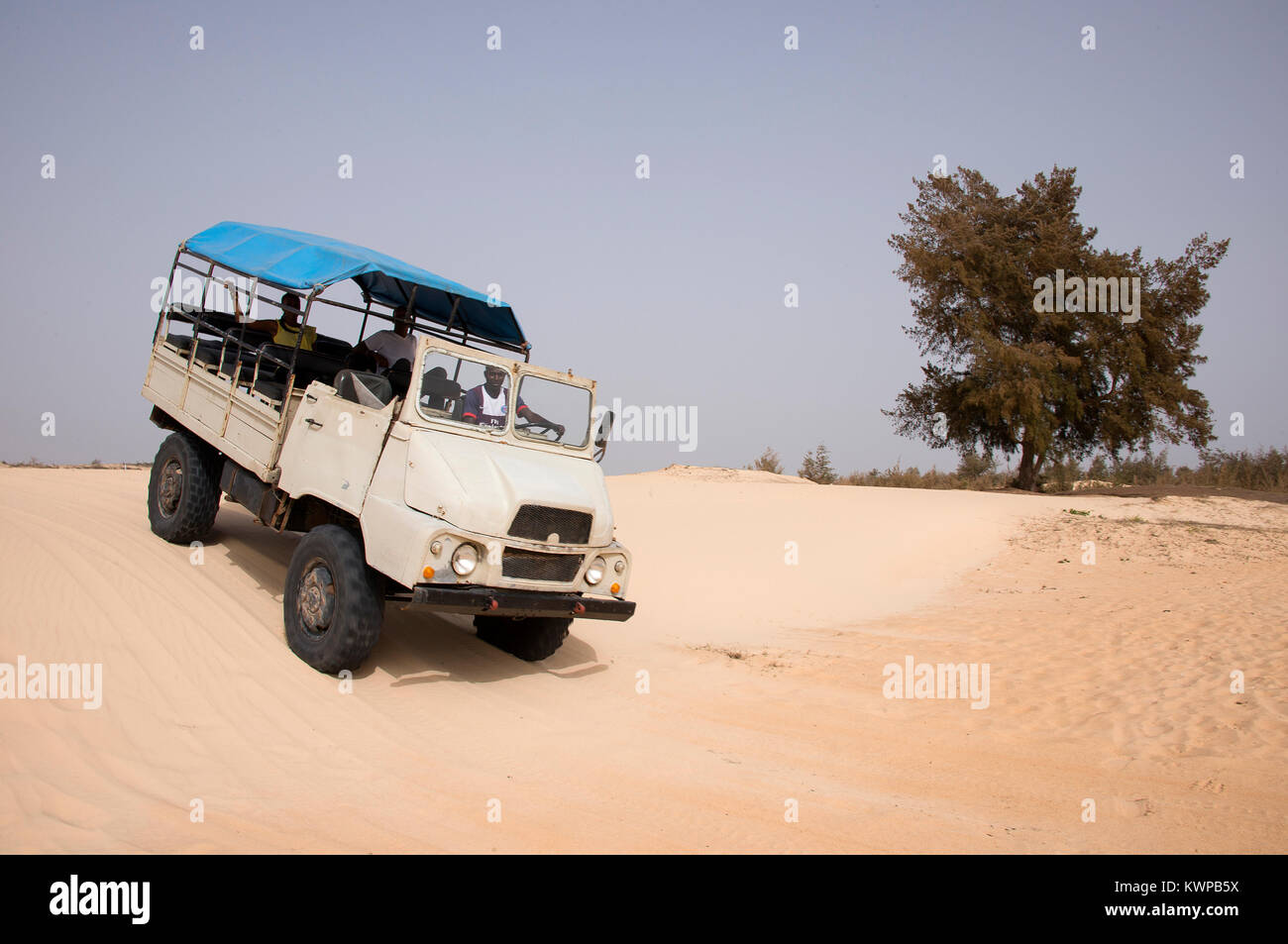 Tutti i tipi di terreno carrello di guida attraverso le dune, sulla costa del Lago Rosa in Senegal Foto Stock