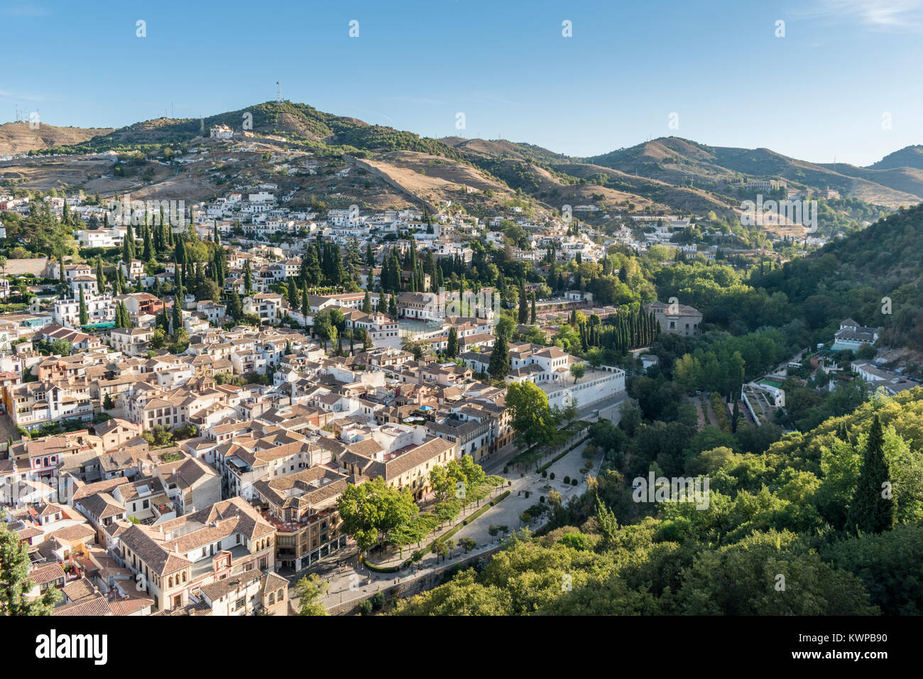 Viste della città di Granada all'Alhambra Palace su una luminosa giornata di sole. Foto Stock