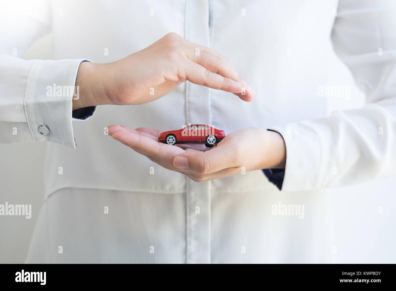 Auto (automobile) assicurazione e la rinuncia a danni da collisione concetti. Imprenditrice con gesto protettivo e auto. soluzione per la migliore protezione Foto Stock