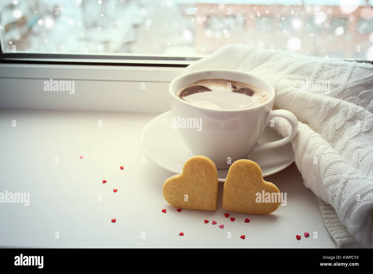 Due cuore di spugna e una tazza di caffè caldo sulla finestra. Tonificazione. Il giorno di San Valentino sfondo Foto Stock