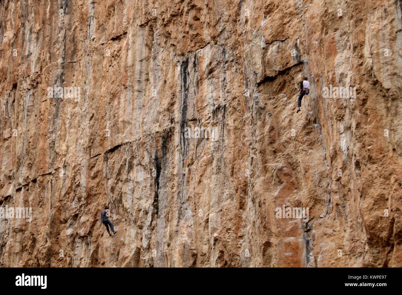 Gli arrampicatori scalare la scogliera nel popolare Charco Azul, Chulillia Foto Stock