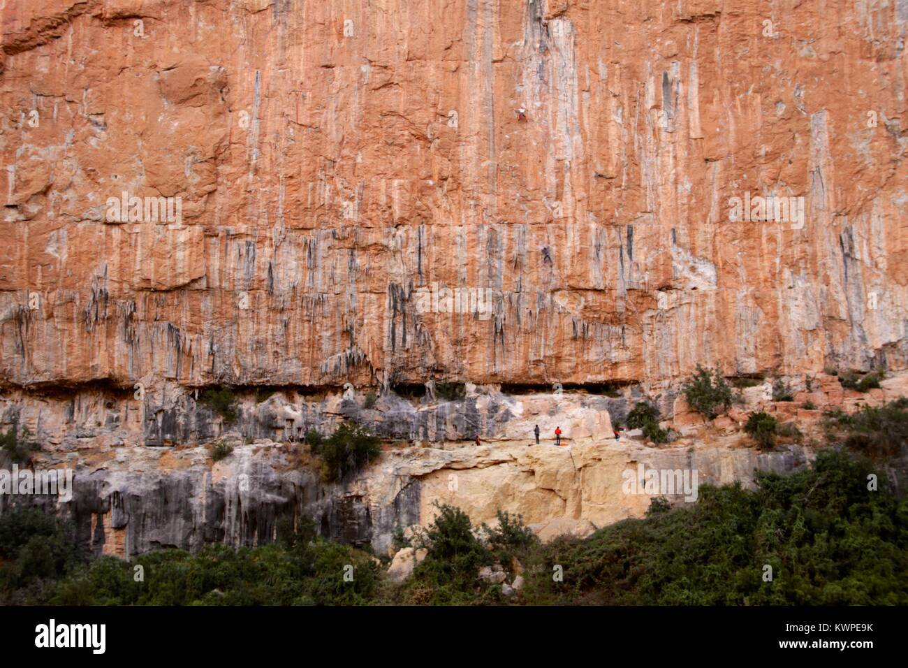 Gli arrampicatori scalare la scogliera nel popolare Charco Azul, Chulillia Foto Stock