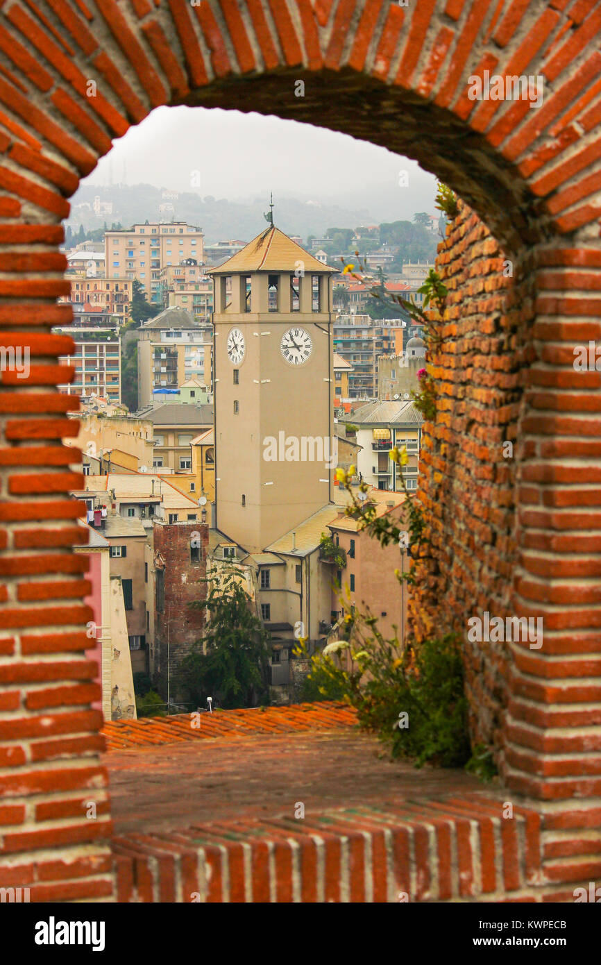 Torre campanaria in Savona vista da una finestra alla Fortezza Priamar, Liguria, Italia Foto Stock