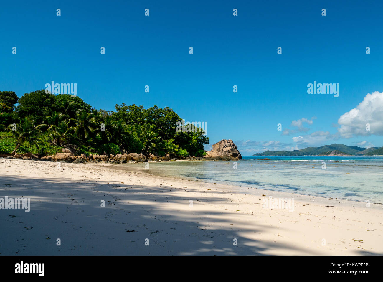 Paesaggio di una spiaggia tropicale con barriera corallina, Anse severe, La Digue, Seicelle Foto Stock