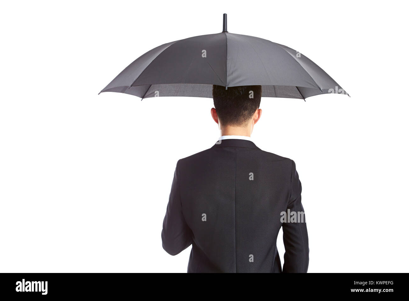 Studio shot di giovani asiatici corporate executive tenendo un ombrello nero, vista posteriore, isolato su sfondo bianco. Foto Stock