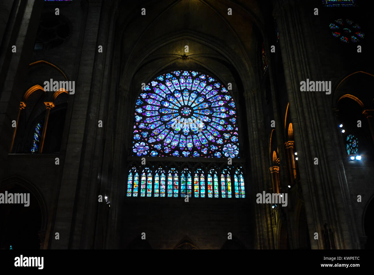 Il Nord rosone e lancet windows all interno della cattedrale di Notre Dame de Paris a Parigi Francia Foto Stock