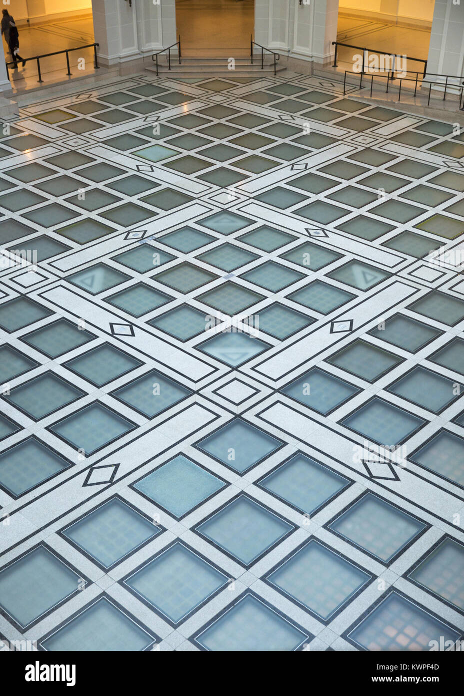Recentemente ristrutturato pavimenti in vetro nel Beaux-Arts corte la camera più grande al Brooklyn Museum con gallerie sulle pareti esterne. Foto Stock