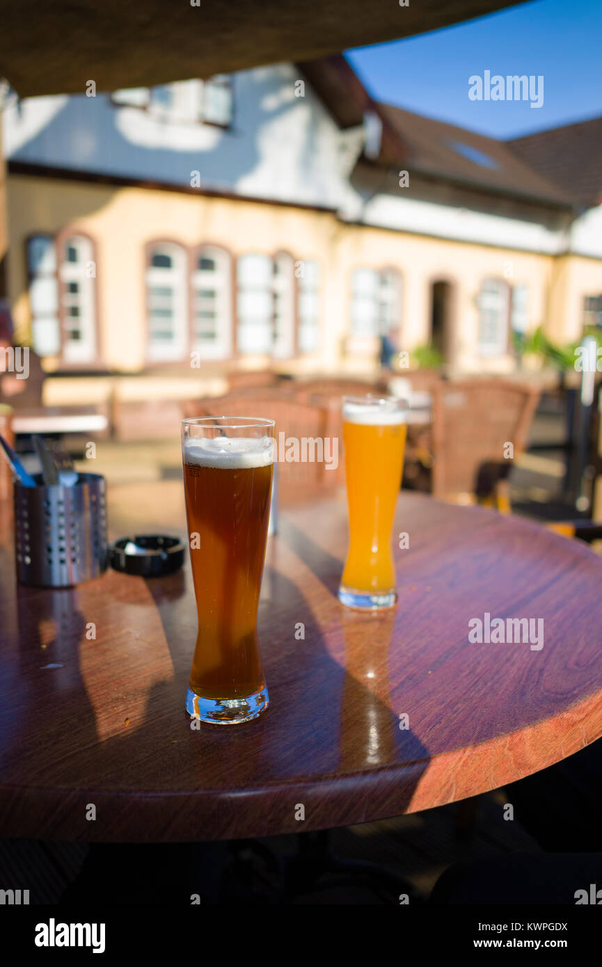 Due bicchieri di birra di grano Kleinsteinbach Germania Foto Stock