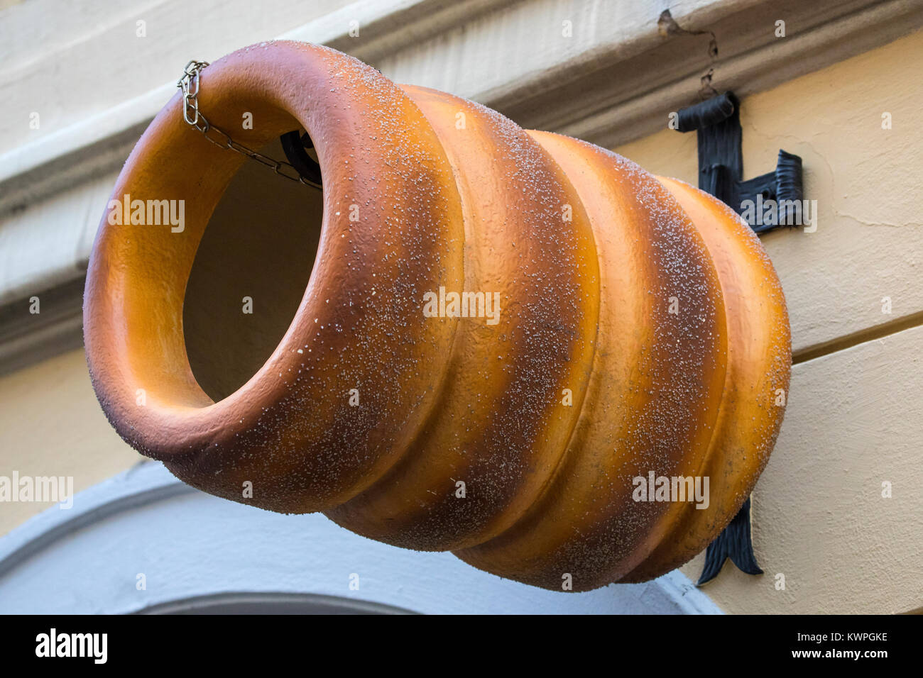 Praga, Repubblica ceca - DEC 23RD 2017: Il Trdelnik prop al di sopra di un fornitore Trdelnik a Praga, nella Repubblica ceca il 23 dicembre 2017. Trdelnik è un totem Foto Stock
