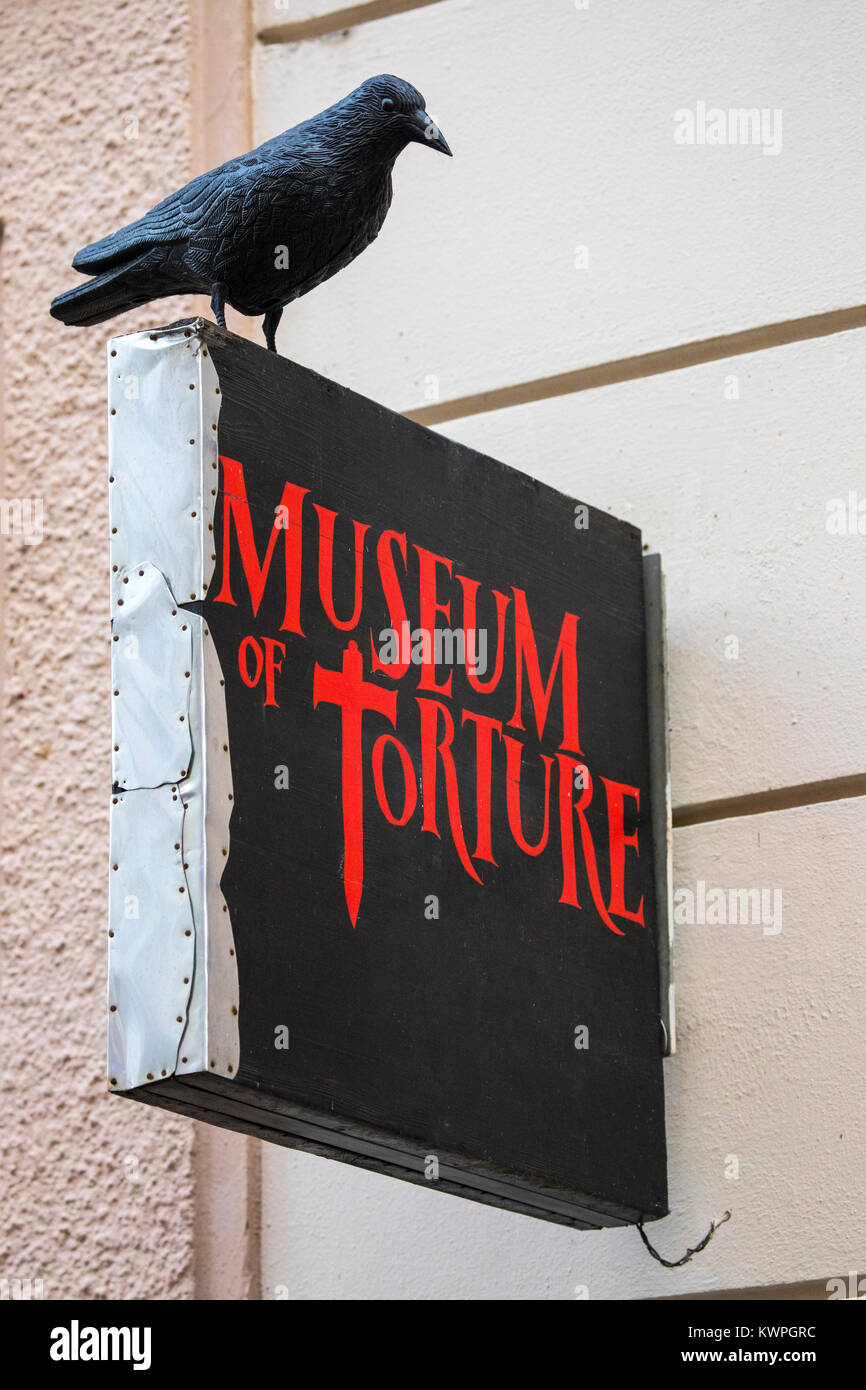 Praga, Repubblica ceca REPUBLICH - dicembre 23RD 2017: un segno sopra la porta di ingresso per il museo della tortura, situato nel centro storico della città di Praga, Foto Stock