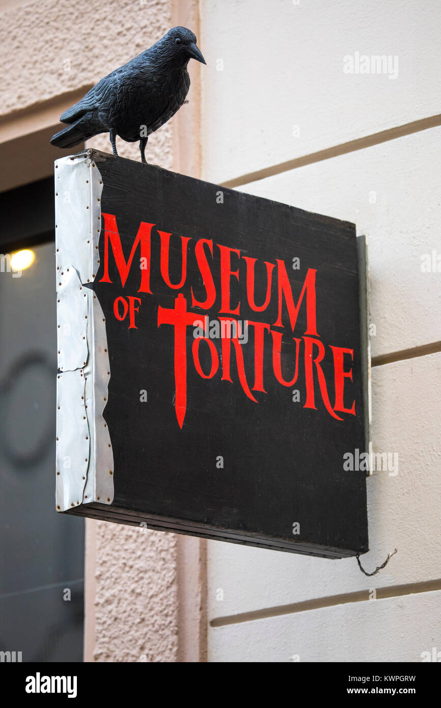 Praga, Repubblica ceca REPUBLICH - dicembre 23RD 2017: un segno sopra la porta di ingresso per il museo della tortura, situato nel centro storico della città di Praga, Foto Stock