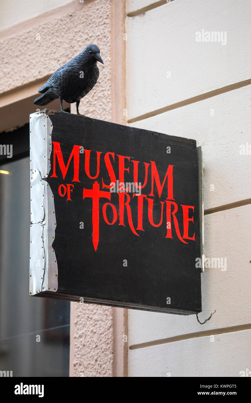 Praga, Repubblica ceca REPUBLICH - dicembre 23RD 2017: un segno sopra la porta di ingresso per il museo della tortura, situato nel centro storico della città di Praga, Foto Stock