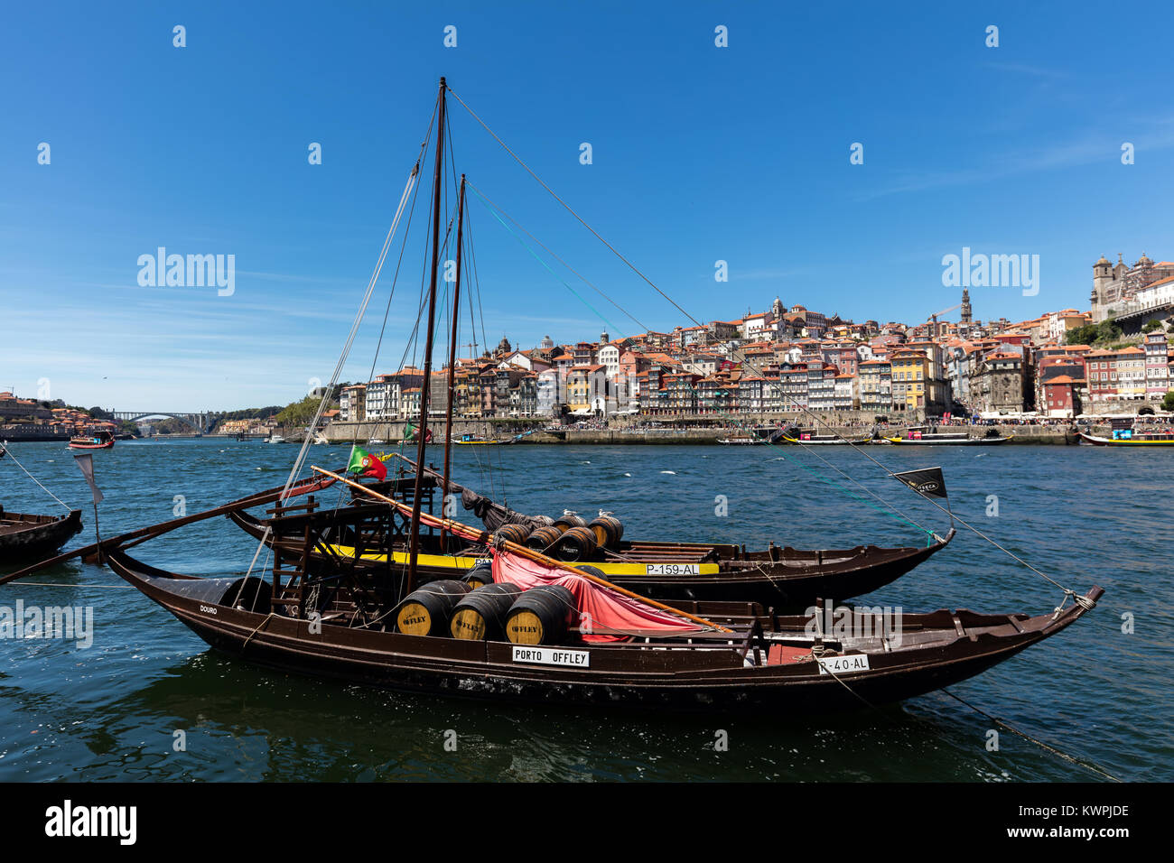 Porto, Portogallo, 15 agosto 2017: Rabelo barche, uno dei simboli più famosi di Porto, utilizzati per trasportare i barili di vino porto dalla valle del Douro vi Foto Stock