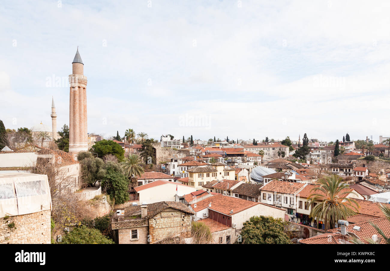 La vista verso la città vecchia di Kaleici, e il Minareto Yivli nella storica città di Antalya, Turchia meridionale.z Foto Stock