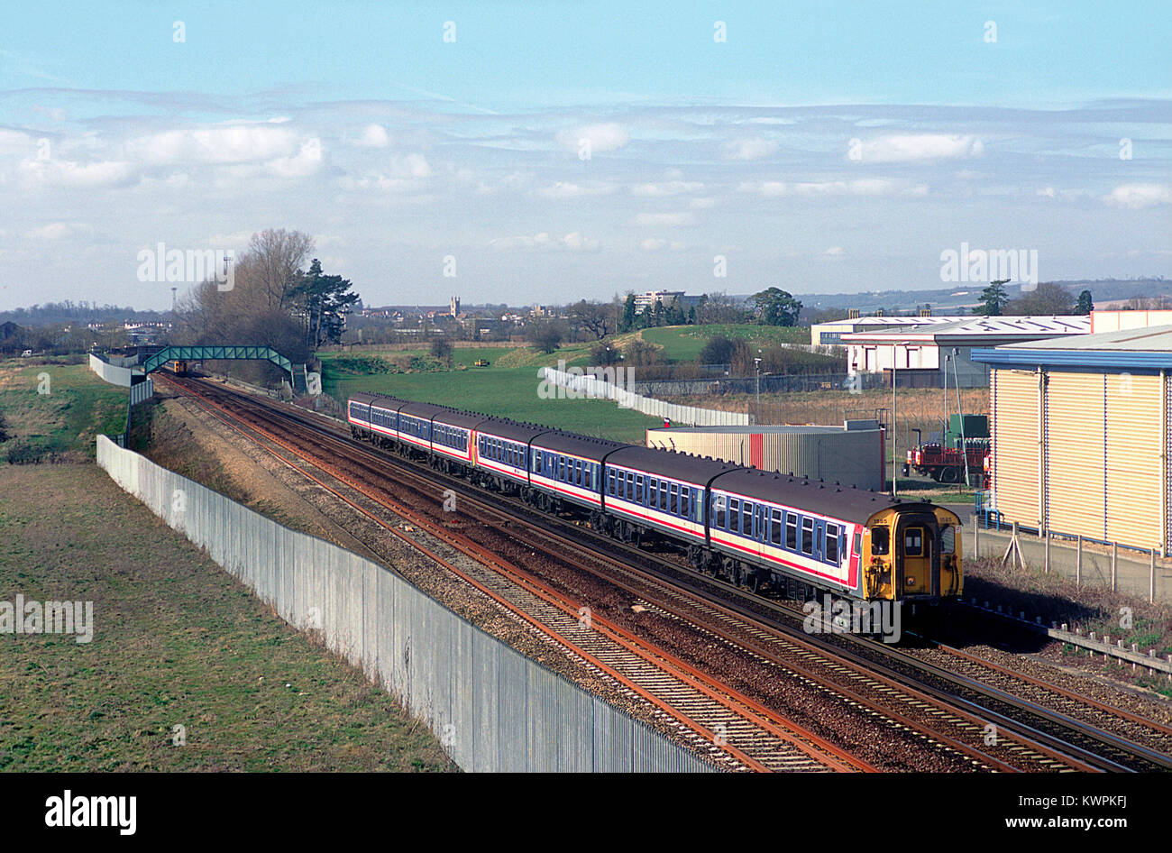 Una coppia di Network South East classe 411 4 CEP EMU numeri 1585 e 1548 capi verso Dover a Sevington vicino a Ashford. Xii Marzo 1995. Foto Stock Una coppia di Network South East classe 411 4 CEP EMU numeri 1585 e 1548 capi verso Dover a Sevington vicino a Ashford. Xii Marzo 1995. Foto Stock