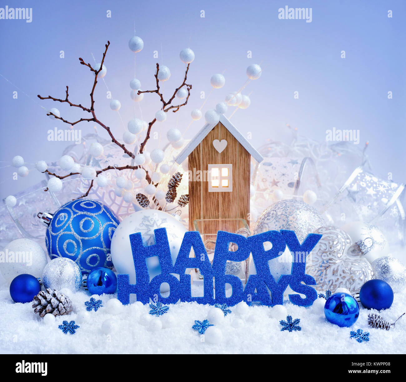 Saluto Buone Vacanze Sfere Decorative E Toy House Su Uno Sfondo Di Luci Di Natale Foto Stock Alamy