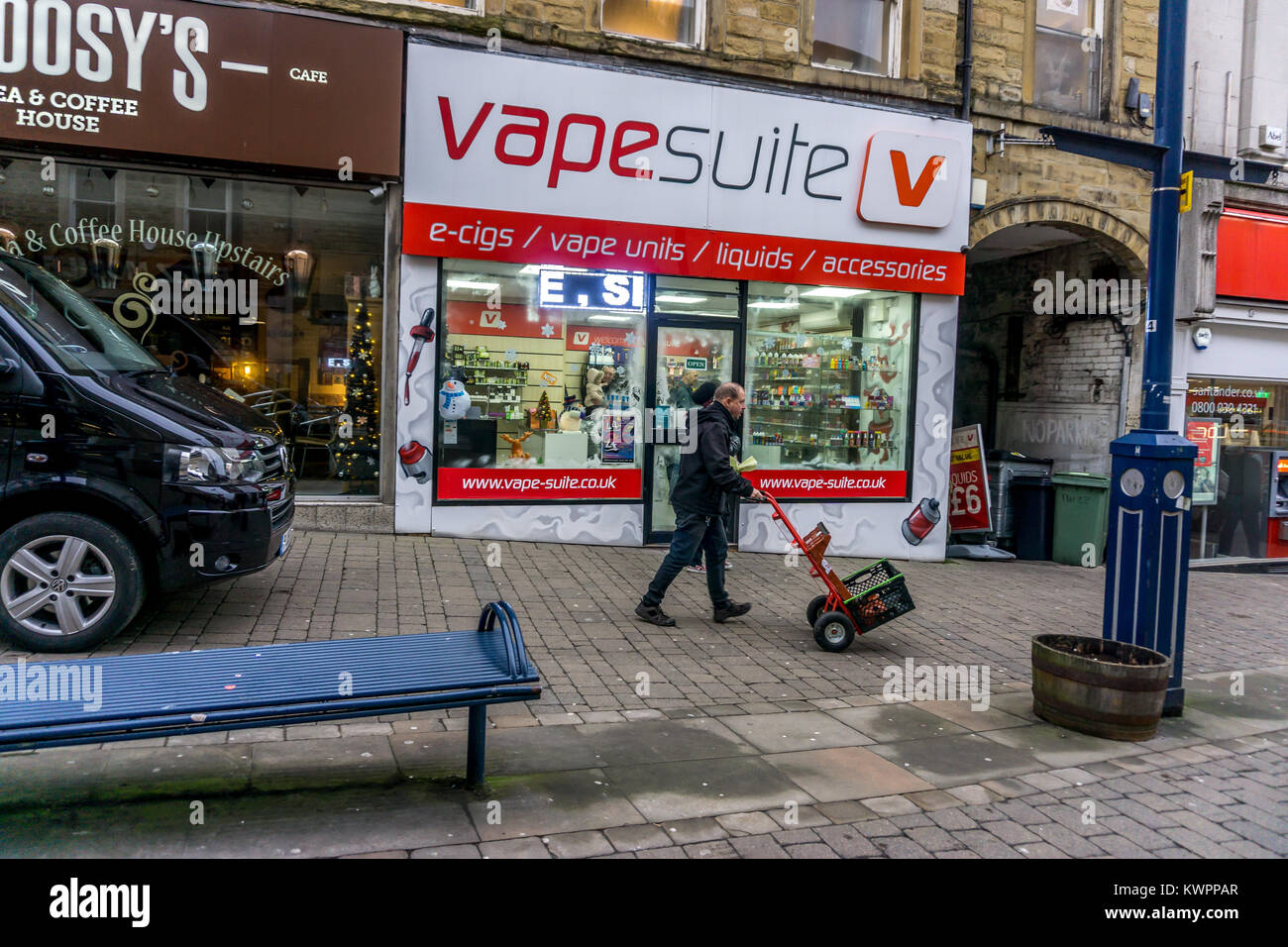 Driver di consegna al di fuori Vapesuite V , King Street, Huddersfield, West Yorkshire, Inghilterra, Regno Unito Foto Stock