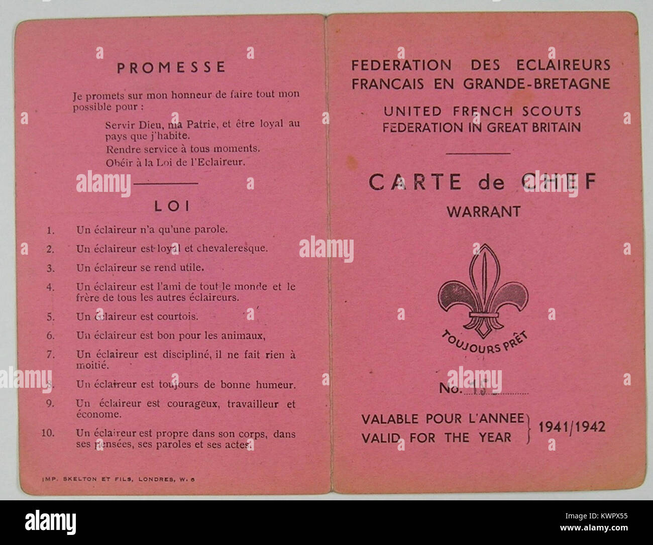 Carta di identificazione di un capo scout francese in Gran Bretagna durante la seconda guerra mondiale, che rappresenta le attività e l'organizzazione del movimento scout francese a sostegno delle forze francesi libere. Foto Stock