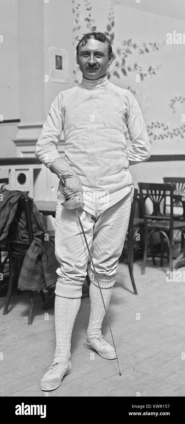 Una fotografia dello schermidore francese Gaston Cornereau scattata nel 1922 mostra l'atleta in attrezzatura da scherma durante i Campionati europei svoltisi a Luna Park, Parigi, dove ha vinto una medaglia di bronzo nella competizione individuale épée. Foto Stock