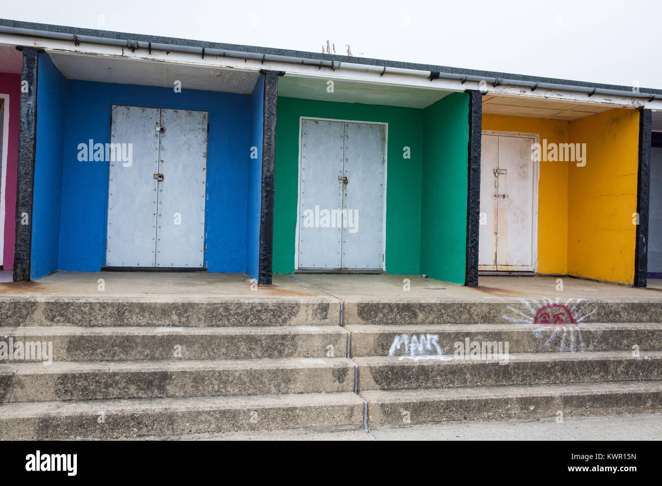 Cooden, UK. Il 3 settembre, 2017. Cabine sulla spiaggia, sul lungomare a Cooden, East Sussex. Foto Stock