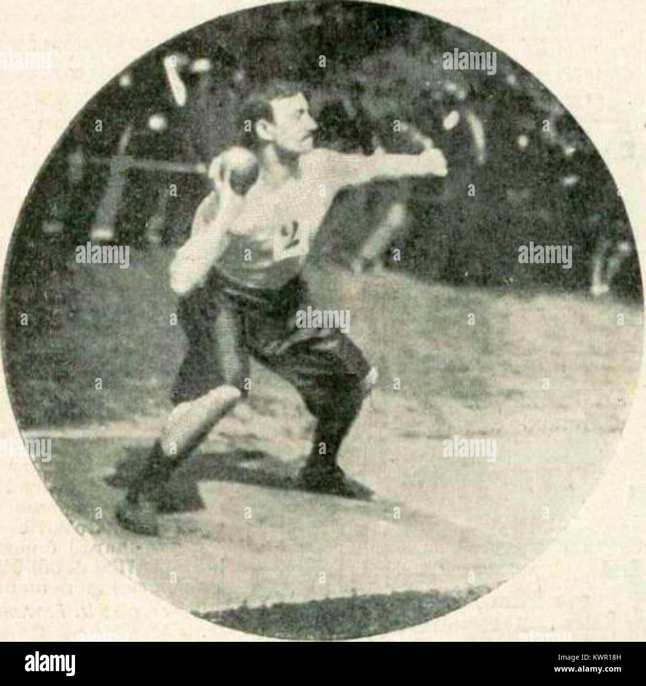 Una fotografia del 1900 dell'atleta francese Émile Torchebouf, che cattura la sua partecipazione a shot put e rappresenta l'atletica leggera francese dei primi anni del XX secolo. Foto Stock