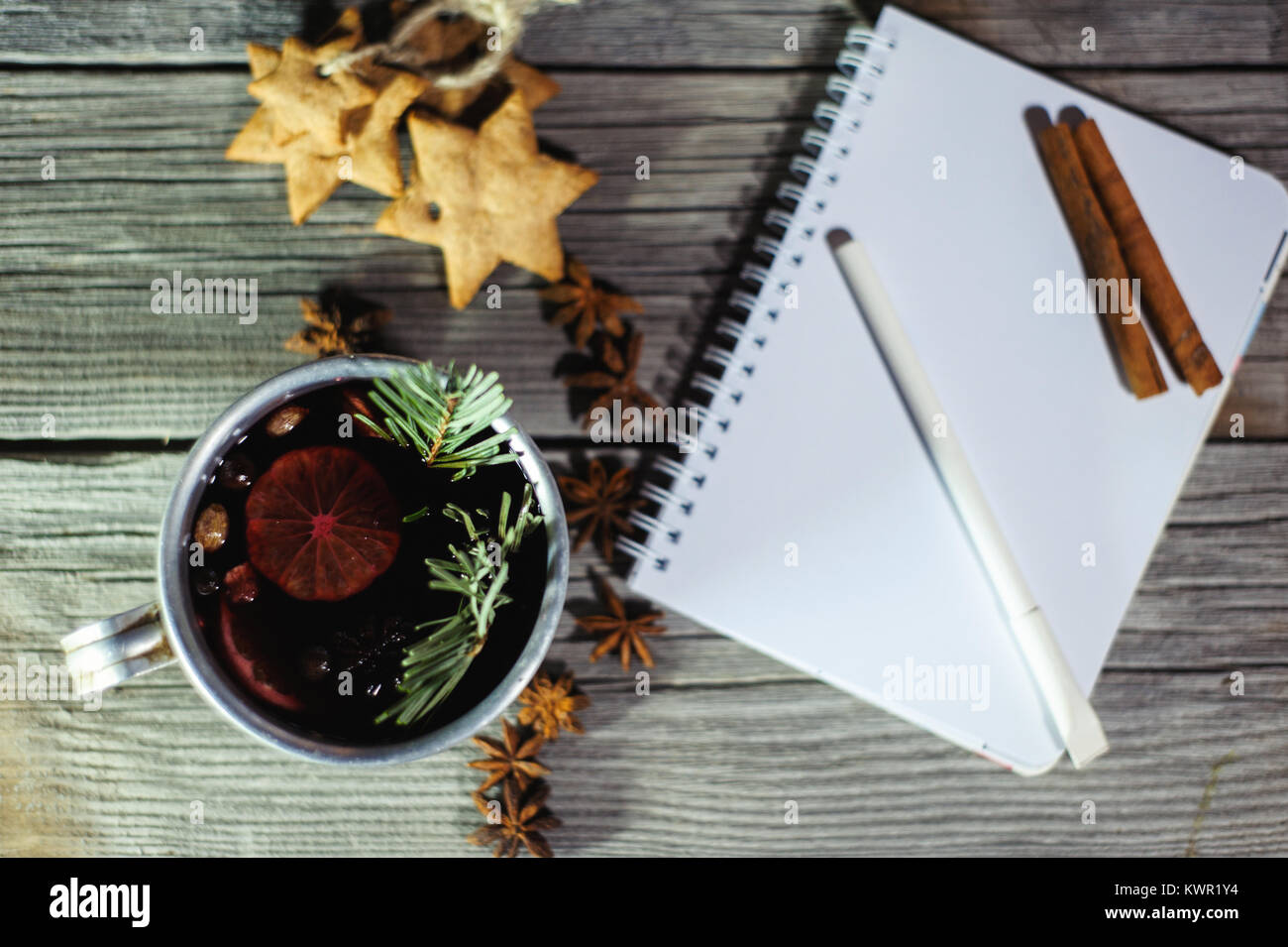 Fruttato tradizionale vin brulé dal vecchio mug, su un vecchio tavolo in legno Foto Stock